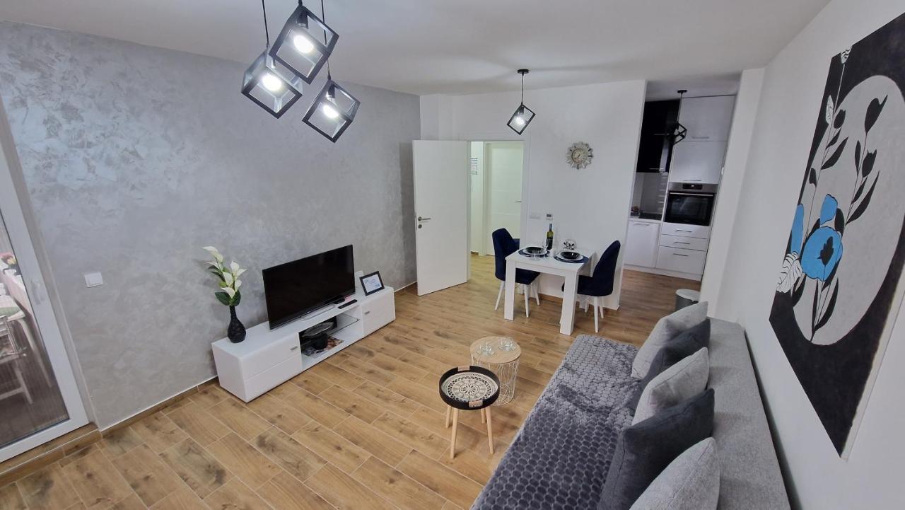 Apartman Astra Sremska Mitrovica Exterior foto